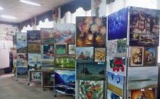 Хорошее место, если Вы кого-то ждете. Есть интересные картины, а на втором этаже можно выпить кофе, - фото (485-27243)