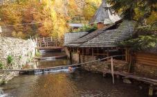 Свежий воздух, вокруг горы и журчание протекающей рядом реки. Тишина и спокойствие. В комплексе - фото (506-27445)