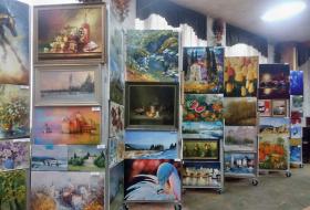 Хорошее место, если Вы кого-то ждете. Есть интересные картины, а на втором этаже можно выпить кофе, - фото (485-27244)