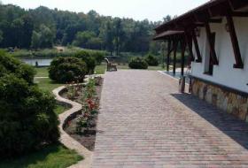 отмечаем тут корпоративы, далеко от города, природа, чистый воздух, хорошо! правда неприятный - фото (552-27570)