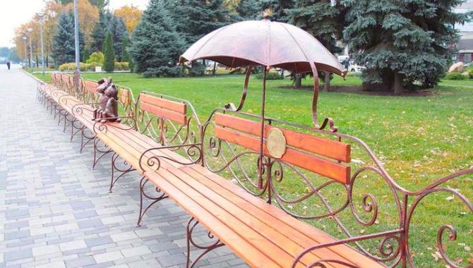 Самая длинная "семейная лавка" в Днепре - фото (9560-54030)