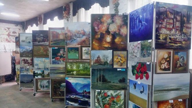 Хорошее место, если Вы кого-то ждете. Есть интересные картины, а на втором этаже можно выпить кофе, - фото (485-27243)