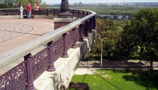 Хороший большой парк в центре Киева  - фото (513-27459)