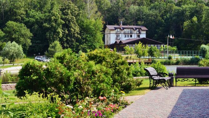 отмечаем тут корпоративы, далеко от города, природа, чистый воздух, хорошо! правда неприятный - фото (552-27569)