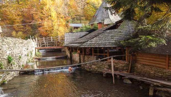 Свежий воздух, вокруг горы и журчание протекающей рядом реки. Тишина и спокойствие. В комплексе - фото (506-27445)