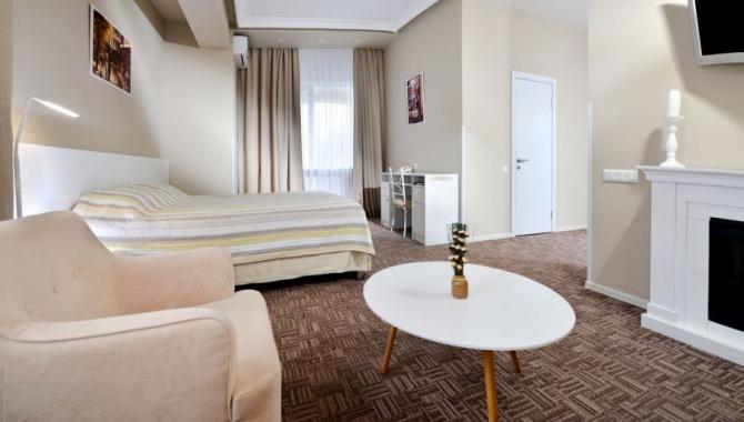 Light Hotel & Hub - фото (6140-44174)